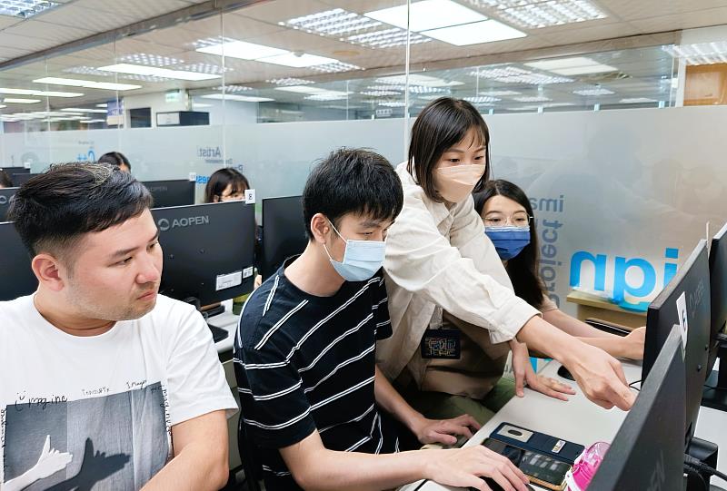 北分署「產業新尖兵計畫」結合大專校院、財團法人、工商團體資源，開辦涵括數位資訊、電子電機、綠能科技等五大領域實務課程。
