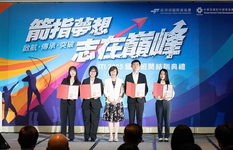 國際貿易署副署長胡啟娟與受獎學員合影留念(貿協提供)