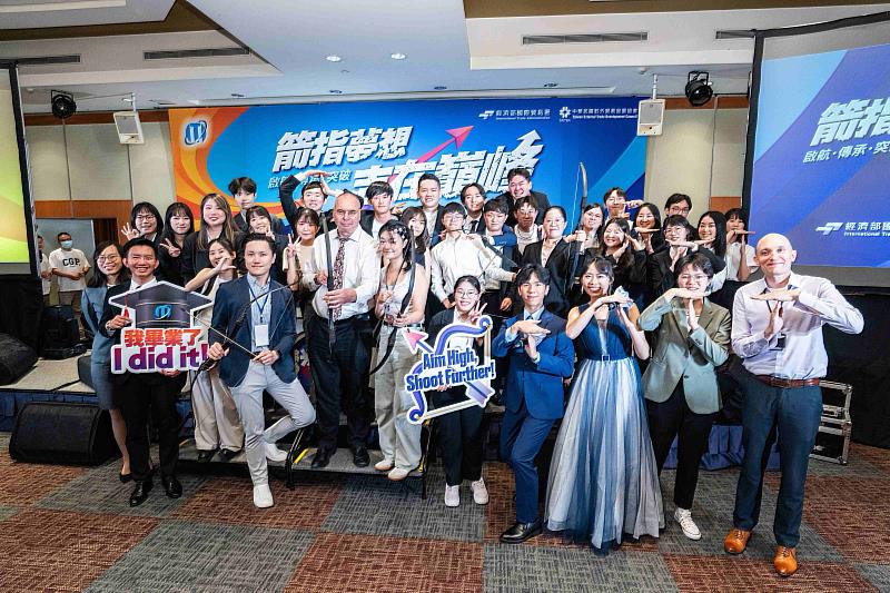 國企班師生合影(貿協提供)