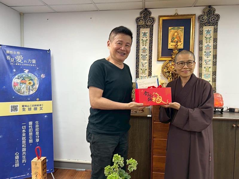 3、寶髻法師感恩評審詩人作家羅智成老師。（靈鷲山佛教教團提供）