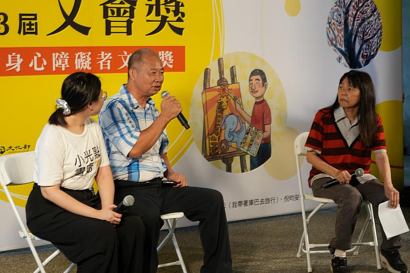左起小光點畫廊創辦人李佳鎂、社團法人臺灣畫話協會理事長林國勳、第23屆圖畫書類得獎人施慧英，進行作品創作與行銷的對談