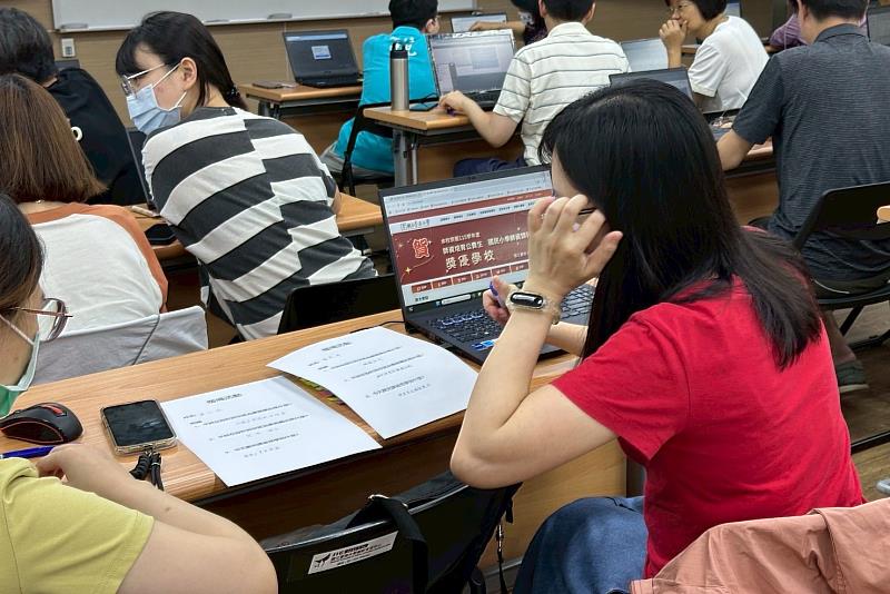 為提升教職員的數位設計素養，南大秘書室與創新育成中心攜手辦理「圖文魅力術：用Canva打造一眼吸睛的社群與橫幅設計」工作坊