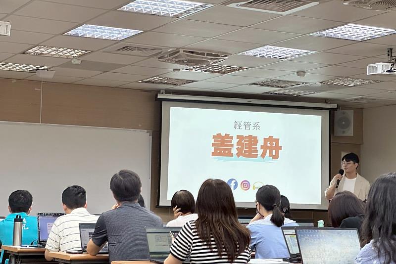 南大職員研習中，講師以大量實例輔佐，逐步帶領學員從選擇適當模板、調整視覺焦點，到字體與排版細節，皆提供實用指引