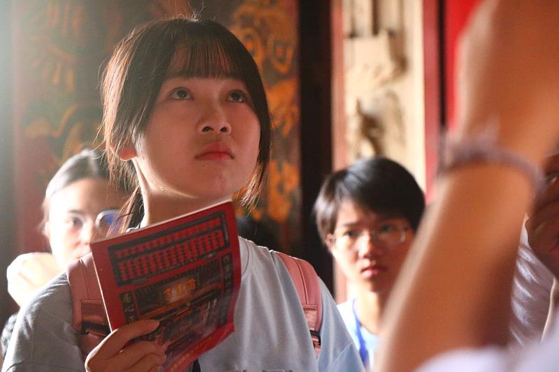 透過南大行管系營隊安排，學生觀察到城隍廟也積極經營社群媒體、舉辦考試祈福與遊戲體驗《陰陽審判局》等活動，達到文化傳承與現代行銷的雙重目標