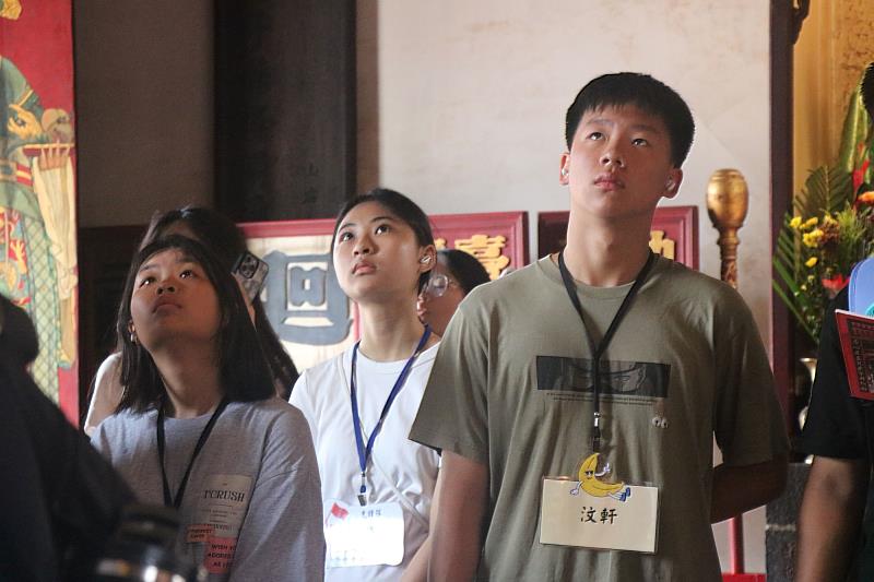 學生們透過導覽，瞭解城隍爺「威靈公」的職責與冊封制度，也觀賞了廟內重要文物，理解城隍文化如何透過象徵符號強化倫理與秩序觀念