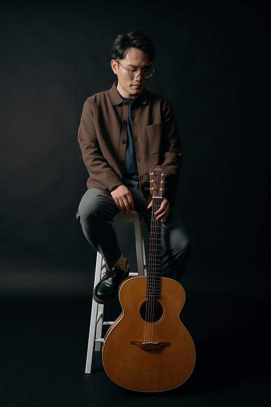 自學生時期鑽研fingerstyle的李軍,擅長將低音、旋律與節奏一次包攬於六弦之上。(圖/風潮音樂 提供)