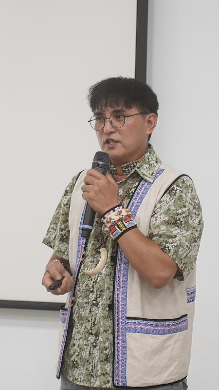 太魯閣族耆老瓦旦·諾布向孩童分享太魯閣族文化故事，展現原住民智慧與文化傳承的深厚底蘊。（世新大學提供）