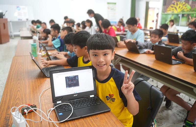 原住民學童與自己生成的AI作品合影，展現文化創意與科技教育的雙向成果。（世新大學提供）
