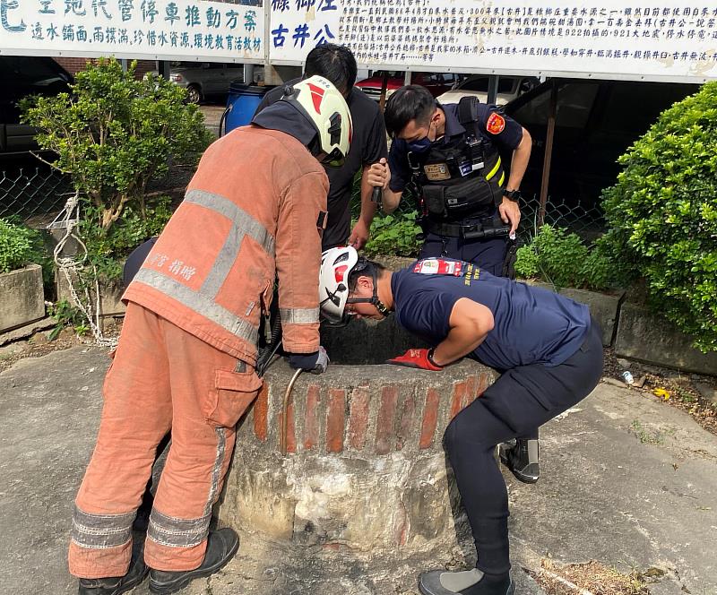 警消與地方里民通力合作從井裡救出婦人