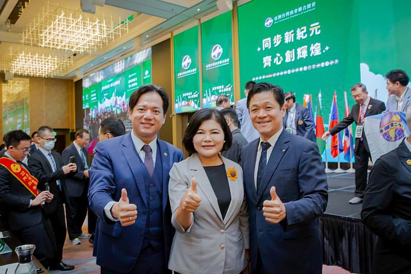 代理市長邱臣遠與雲林縣長張麗善及台商互動合影。