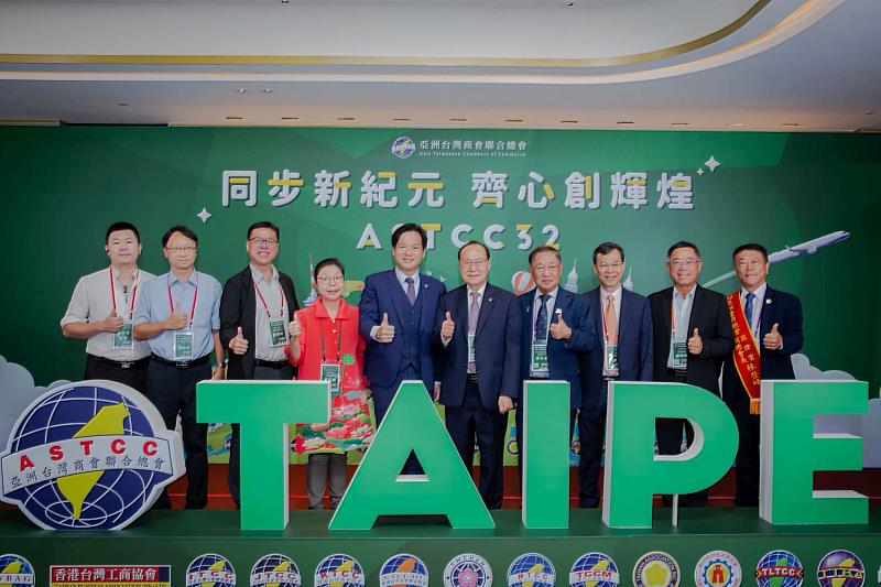 代理市長邱臣遠與台商合影。