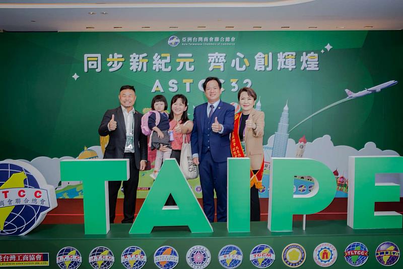 代理市長邱臣遠與台商合影。