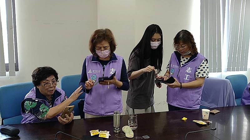 行政處同仁指導志工使用google翻譯