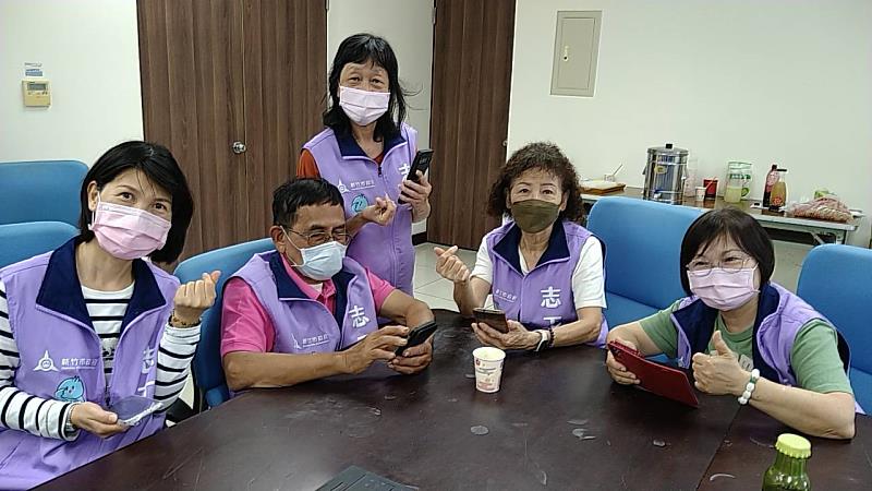 志工們彼此互相學習討論