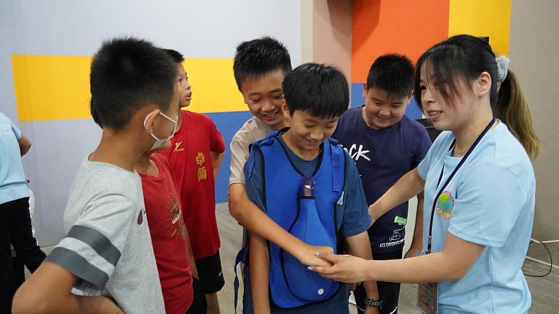 中臺科大國際志工隊隊員教導小朋友正確的哈姆立克姿勢
