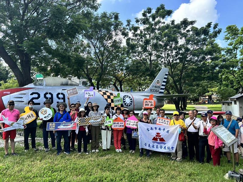 為傳承臺南眷村文化的歷史脈絡與生活記憶，臺南市政府文化局攜手崇義社區發展協會及得記中藥行陳義添先生，共同舉辦「《眷戀304》老照片同樂會走讀活動」。