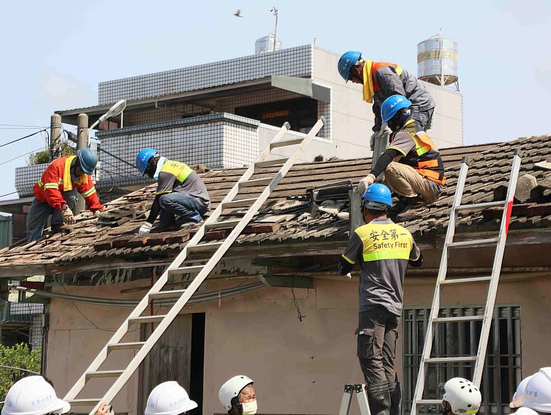 嘉縣風災肆虐 消防弟兄、百工修繕利他協會、慈濟投入重建家園