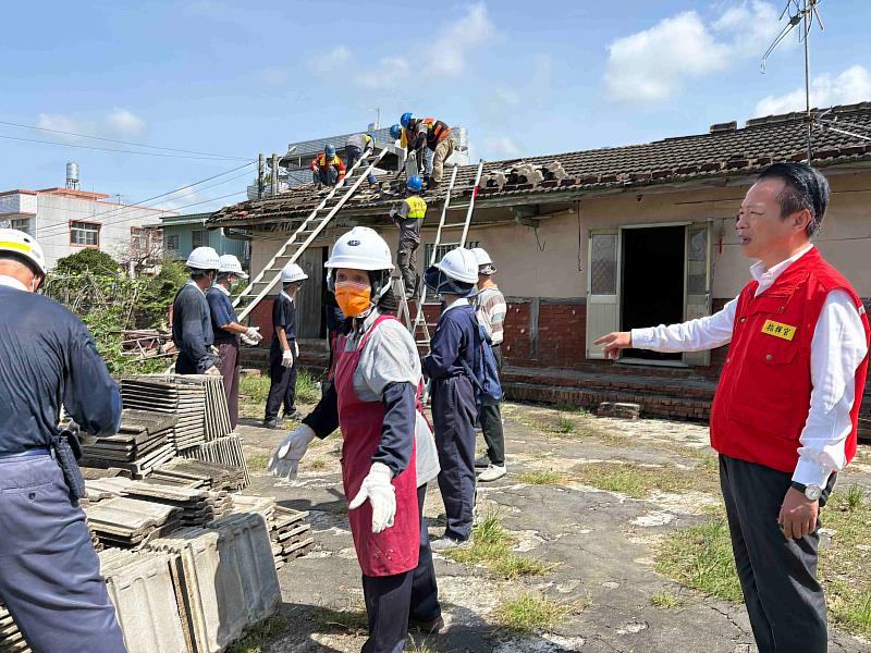 嘉縣風災肆虐 消防弟兄、百工修繕利他協會、慈濟投入重建家園