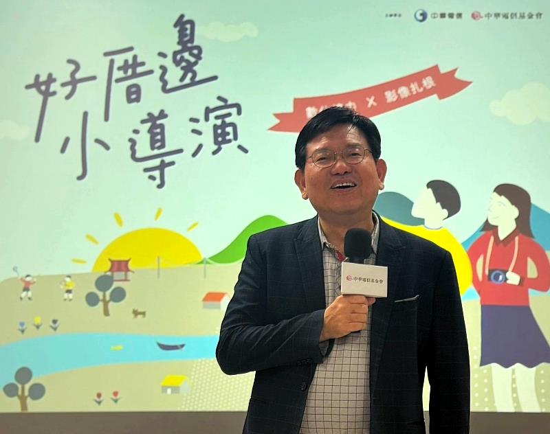 中華電信基金會董事長林榮賜，和小朋友分享築夢過程。