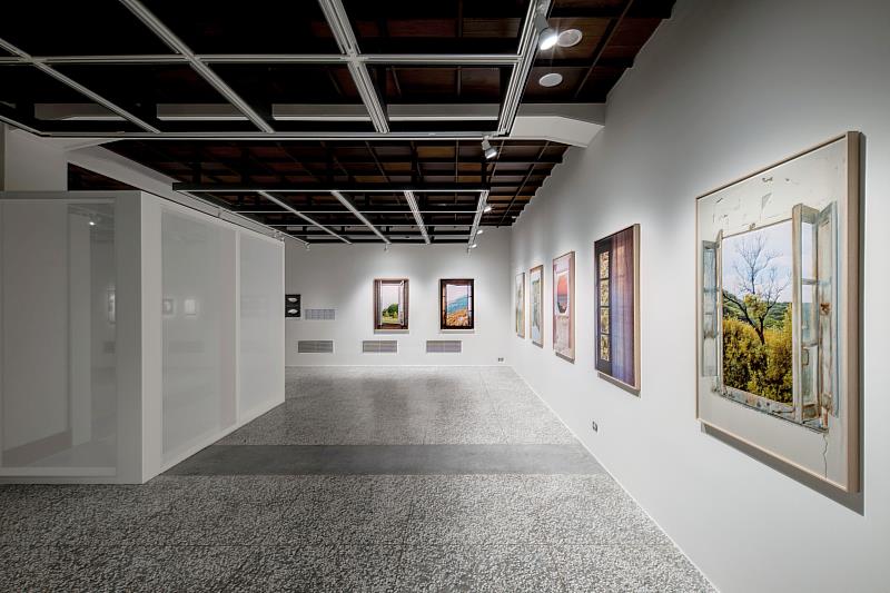 305展間「人造自然」展出彭一航、列蒂齊亞・勒福爾（Letizia Le Fur）與塞琳・克拉內（Céline Clanet）的作品，他們審視西方現代思想中自然與文化對立的核心觀點，引導觀者反思現代觀看機制及其對自然再現的深遠影響。