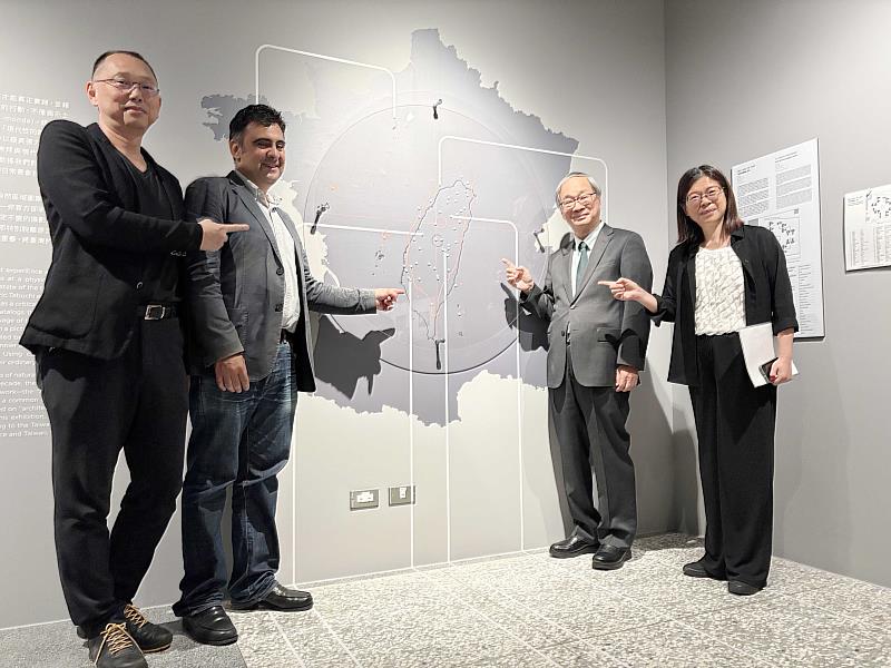 文化部長李遠（右二）、國立臺灣美術館長陳貺怡（右一）、協同策展人余白(Hubert Kilian)（左二）、參展藝術家姚瑞中（左一）於展場合影。
