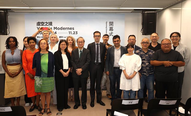 臺法攝影展「虛空之境：當代攝影中的領土與都市凝視」今（17）日在國家攝影文化中心舉辦開幕式，臺灣及法國參展藝術家等人共同邀請各界透過攝影視角觀看這片土地的故事。