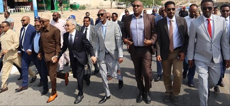 羅震華大使(左五)與索馬利蘭首都哈爾格薩市長Abdikarim Ahmed Mooge(左四)、索蘭內政部長Abdalla Mohamed Arab(右四)、索蘭駐台代表加拉爾(Mohmoud Adam Jama Galaal)(右三)、索蘭外交部巴卡曼部長(Abdirahman Dahir Adam)(右一)等共同見證台灣大道工程成果。