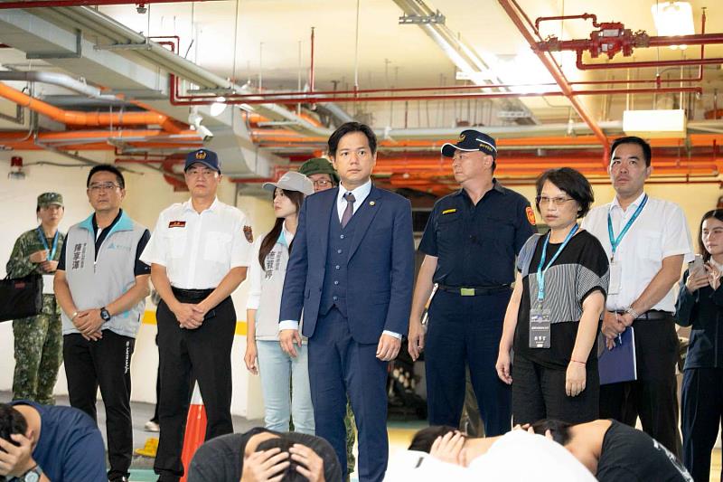 代理市長邱臣遠視察防空疏散避難情況