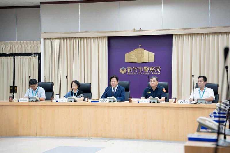 眾人聽取防空演習簡報