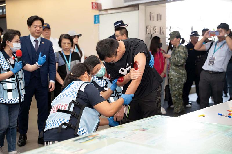 「急救站開設」選定香山衛生所，現場模擬救助傷患情形