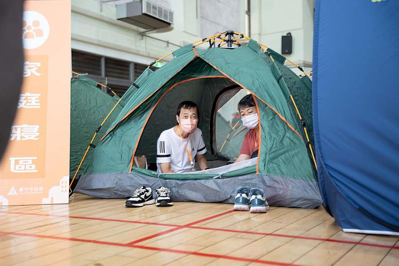 「救濟站開設」設於香山國小，裡頭建置多種寢區安置災民