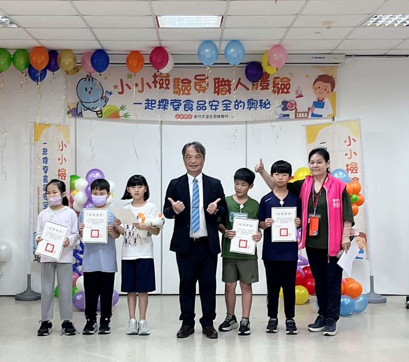 衛生局長陳厚全頒發結業證書。