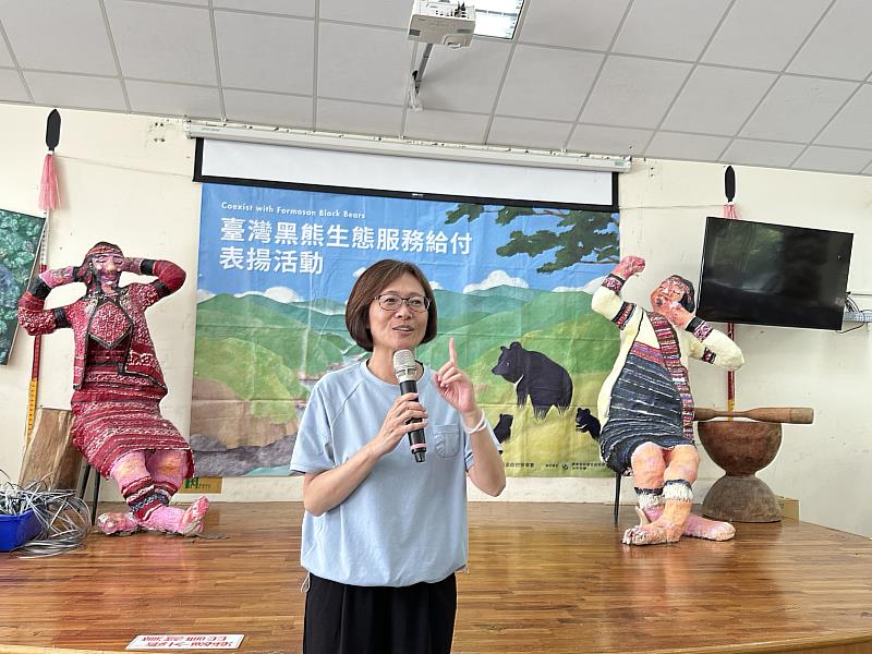 林業保育署臺中分署吳貞純秘書前往桃山部落頒發獎勵金，鼓勵部落族人持續參與各項保育行動