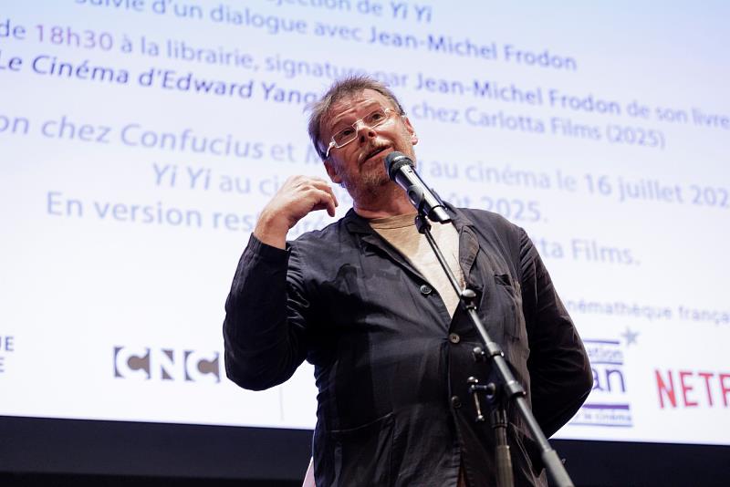 法國國家電影資料館館長Frédéric_Bonnaud於放映《麻將》開場致詞。（法國電影資料館提供、<sup><sup>©</sup></sup>Thierry_Stefanopoulos）