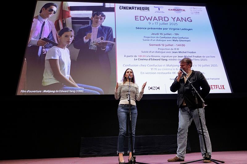 《麻將》女主角Virginie_Ledoyen及法國國家電影資料館館長Frédéric_Bonnaud於映前簡介。（法國電影資料館提供、<sup><sup>©</sup></sup>Thierry_Stefanopoulos）