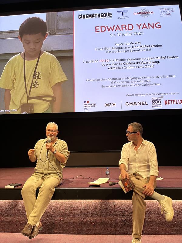 法國電影資料館教育推廣組組長Bernard_Benoliel（右）主持《一一》映後座談，邀請影評傅東（Jean-Michel Frodon）主講。（巴文中心提供）