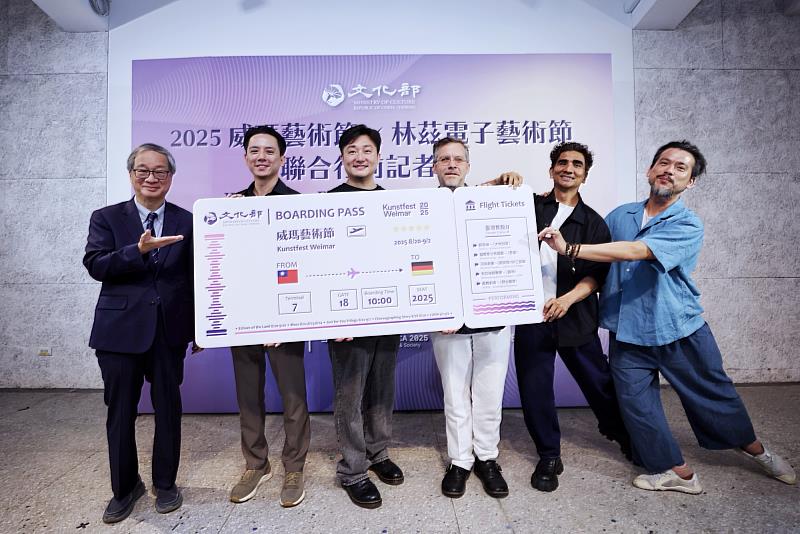 文化部長李遠(左1)頒贈機票,祝福劉辰岫(左2起)、FOCASA馬戲團、河床劇團、布拉瑞揚舞團、驫舞劇場陳武康等5組團隊出國演出一路順風、順利圓滿。