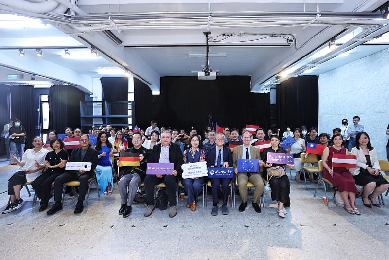文化部長李遠（右5）、奧地利駐台辦事處處長何士誠（左5）、歐洲經貿辦事處處長谷力哲（右4）等與代表臺灣參加「2025威瑪藝術節、林茲電子藝術節」演出團隊合影。