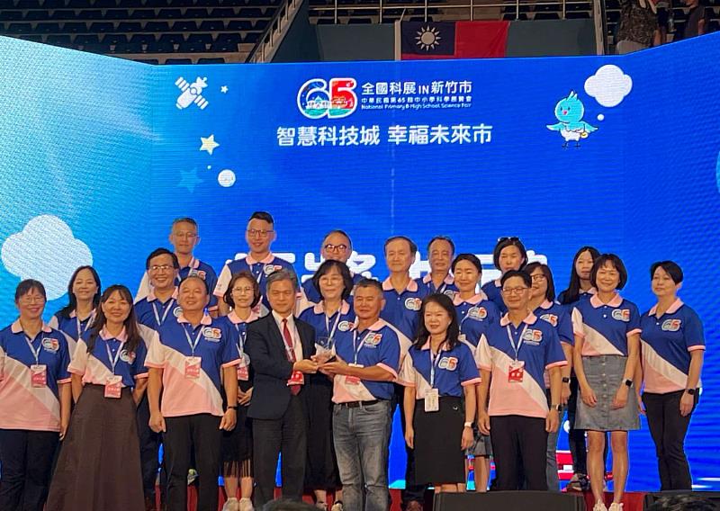 國教署長彭富源頒發感謝牌給承辦的21所國中小校長。