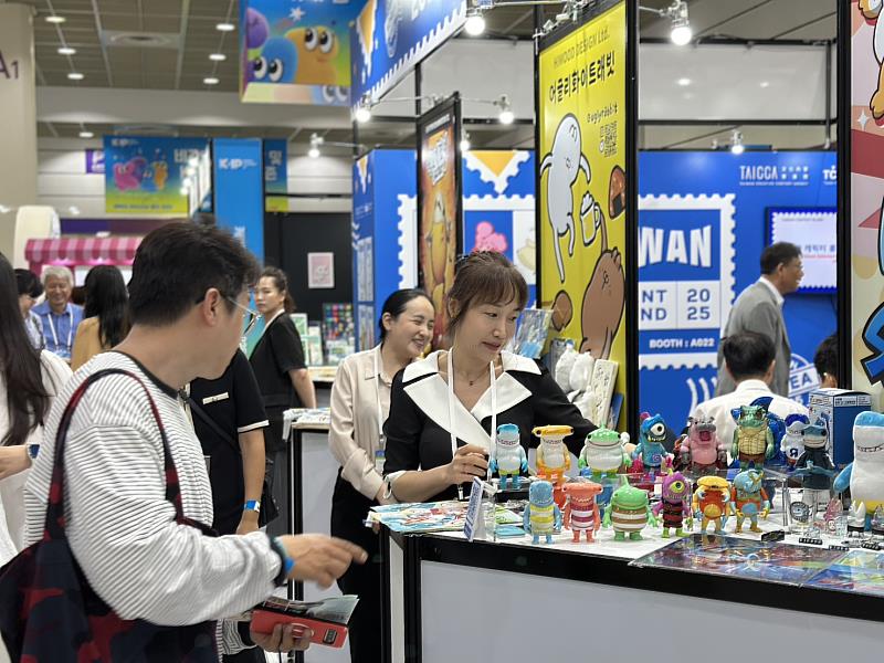 本屆臺灣館角色品牌代表獲國際買家及授權專業媒體讚賞，首日即吸引眾多買家前來洽商，展現臺灣多元類型的 IP 魅力。