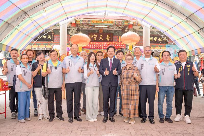 代理市長邱臣遠與普天宮董事長鄭逸榛及貴賓合影。