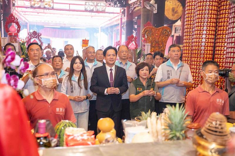 代理市長邱臣遠率市府同仁前往關帝廟參拜。