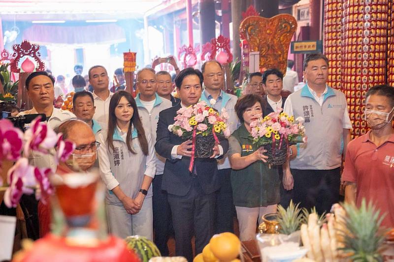 代理市長邱臣遠率市府同仁前往關帝廟參拜。