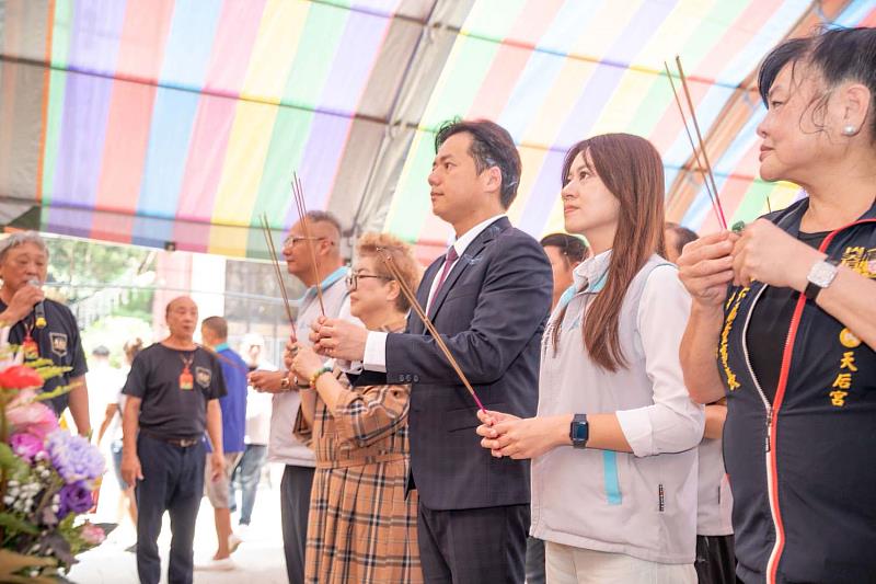 代理市長邱臣遠率市府同仁前往普天宮參拜。