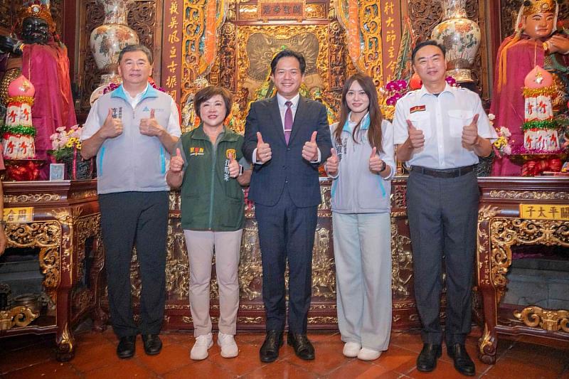 代理市長邱臣遠、警察局長許頌嘉、消防局長李世恭、民政處長施淑婷與新竹關帝廟主委江明珠合影。