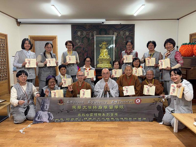 南華大學舉辦韓國三十三觀音巡禮朝聖研習營，學員於韓國30號觀音聖地龜龍寺體驗Temple stay，與住持海空法師合影。