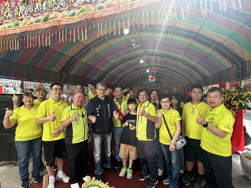 ▲ 左營文武聖殿公益物資發放活動圓滿落幕，爐主薛煒立特別感謝每一位志工的無私奉獻，強調「有你們，才有今天的成功」。此次活動凝聚信仰與善行力量，不僅傳遞物資，更溫暖了整座城市。