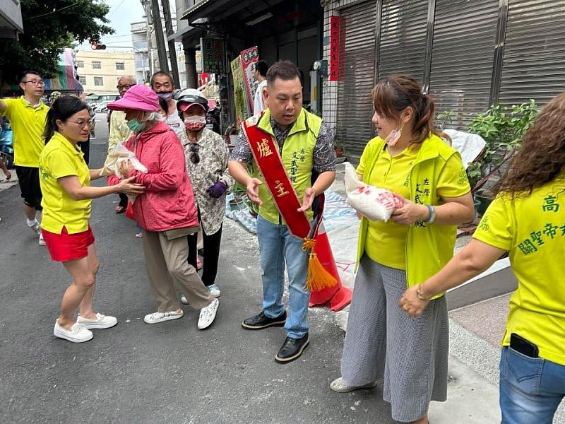 ▲ 在關聖帝君慈悲濟世精神引領下，左營文武聖殿展開實地走訪關懷行動，志工們分工合作、腳踏實地，將一袋袋愛心物資親手送到需要的人手中。左營文武聖殿爐主強調：主委與宮主經常提醒我們「信仰的力量，不只在廟裡，更要走進人群、實踐於街頭。」