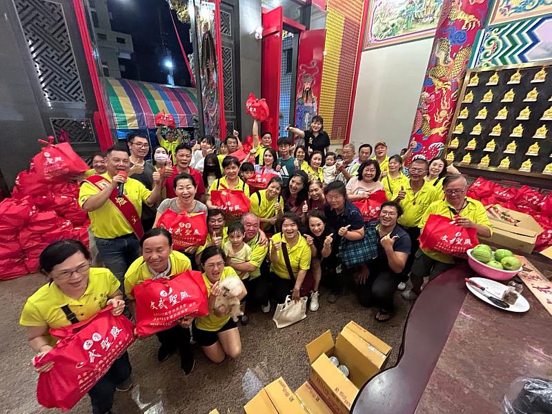 ▲ 左營文武聖殿與關聖帝君弘道協會，號召志工團隊與善心信眾，熱情投入中元普渡前的愛心物資整理與打包，將一袋袋蘊含溫情的關懷禮包送至弱勢家庭手中。現場笑聲與祝福聲交織，展現宗教信仰結合公益力量的最佳實踐。