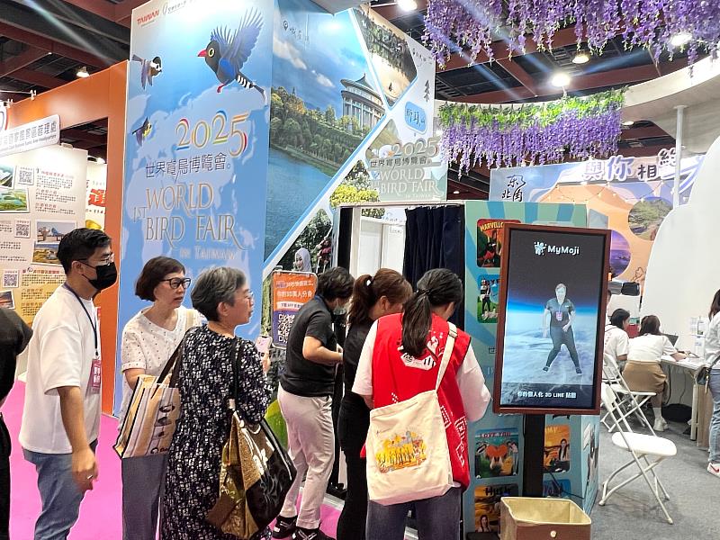 台灣大哥大MyMoji進駐2025台北夏季旅展,打卡分享即可免費建模,30秒內生成個人3D虛擬分身,獲得16張專屬LINE/GIF貼圖。